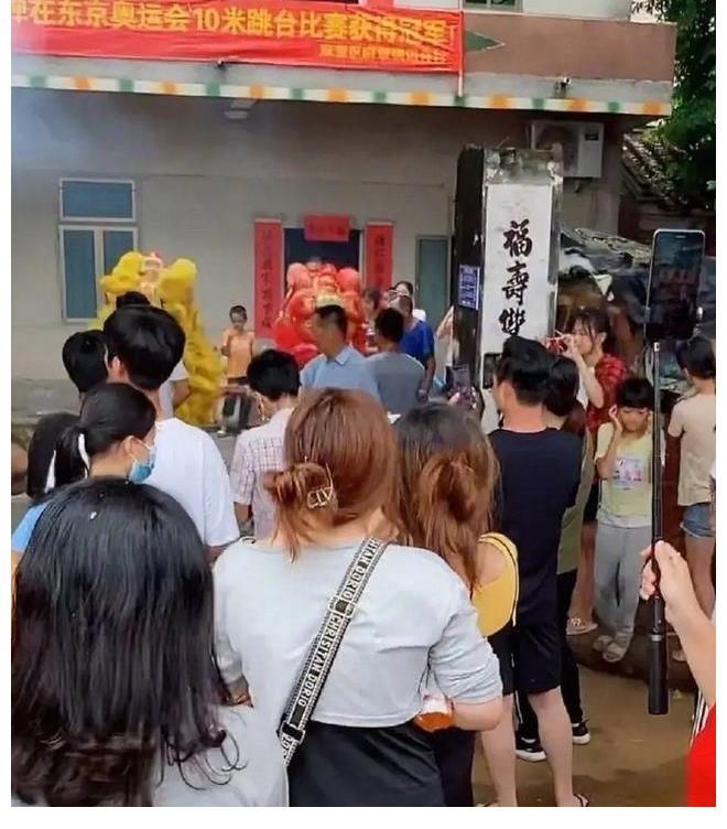 跳台|这才是真正的“全村的希望”，全红婵为国争光，全村人为她庆祝
