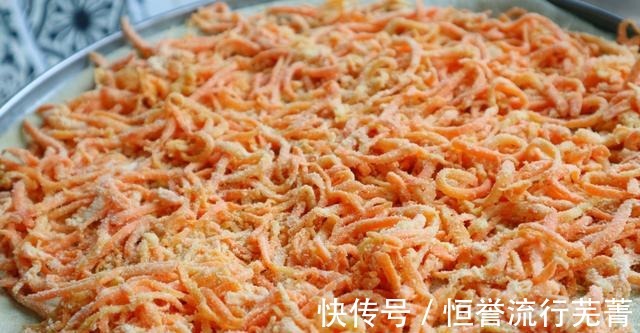 胡萝卜丝|秋天雨水多，遇到这碱性蔬菜记得吃，1块一斤，切丝一蒸营养美味！