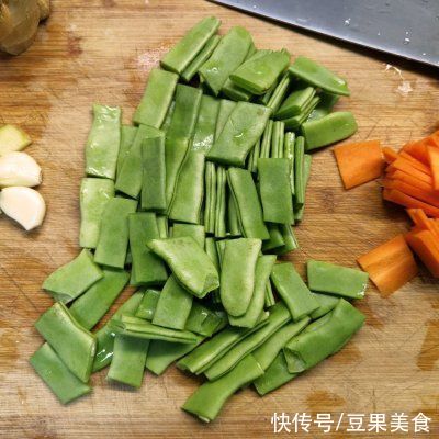 绝杀|色香味俱全，米饭配排骨豆角焖面，下饭绝杀