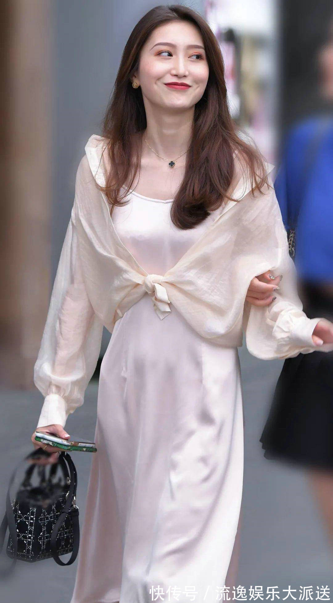 热裤 吊带装搭配超短热裤,配上休闲的运动鞋,整体上时尚而又美丽