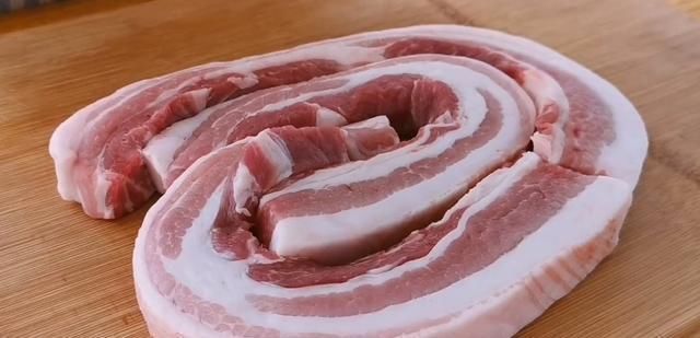 我家五花肉从不红烧,加一块豆腐,不加油不加水,上桌瞬间被扫光