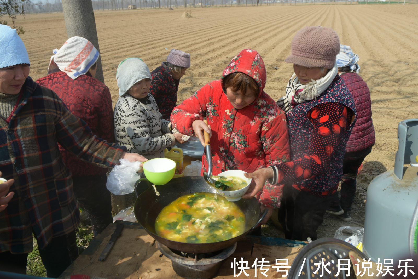 壮观|农村难得一见的大锅饭,一手捏3个馒头蹲地吃,场面壮观