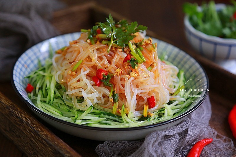 魔芋丝|凉拌黄瓜魔芋丝，吃的饱热量很低，年前减肥常吃，腰围越来越细