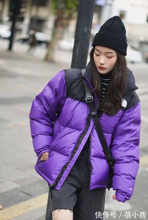紫色 羽绒服流行“穿短不穿长”,搭配半身裙真优雅、搭配牛仔裤真时髦