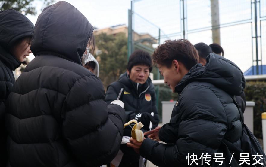 女足亚洲杯|亚洲杯揭幕战！女足冲击开门红！王霜新发型曝光，与水庆霞神同步