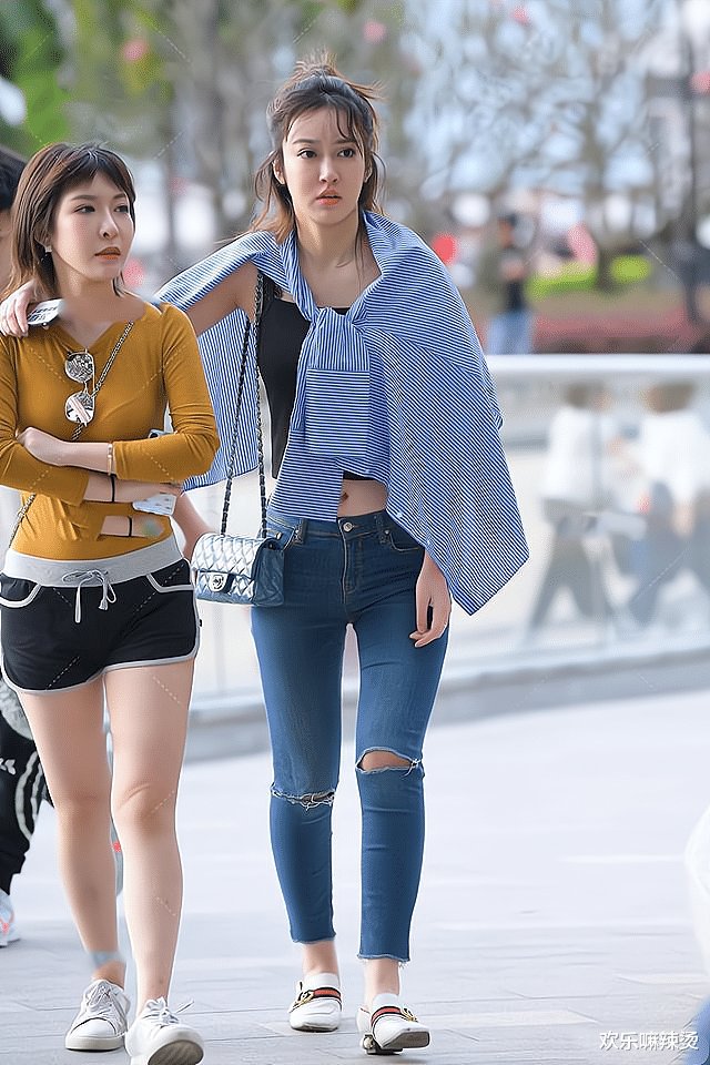 蓝色条纹衬衣搭配破洞牛仔裤，清新又日常，简约又大气
