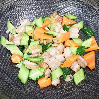 五花肉炒黄瓜