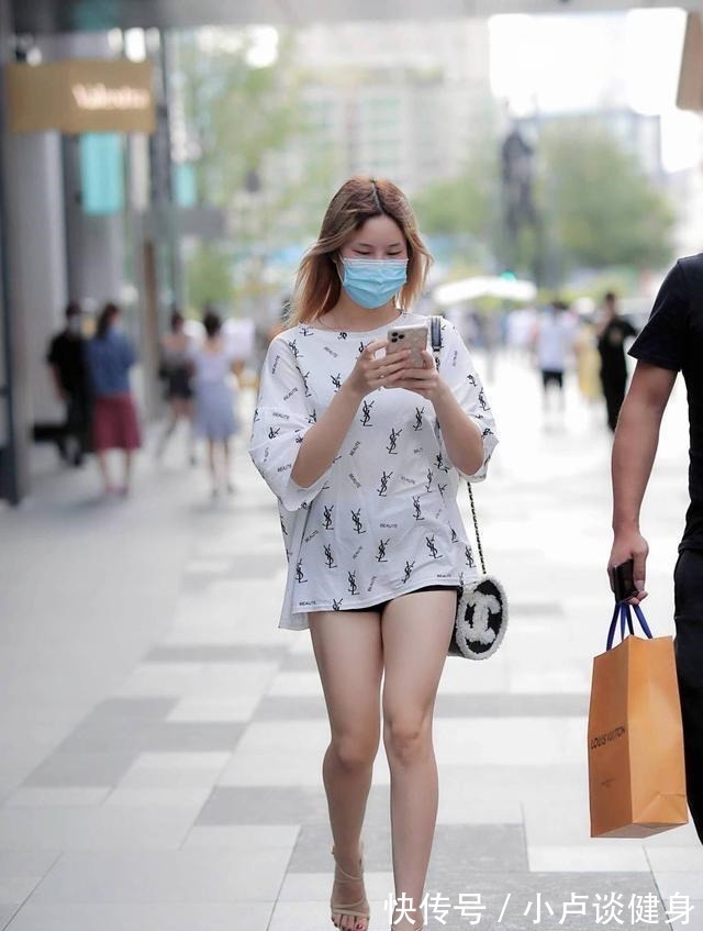 上工装 原瑜伽裤可不止休闲范儿,简单添加一些花纹元素,造型时!