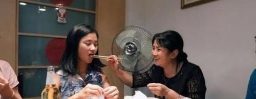 弃婴|52岁老人偶然捡个弃婴,18年后孩子考上大学,家门口来了一排警车