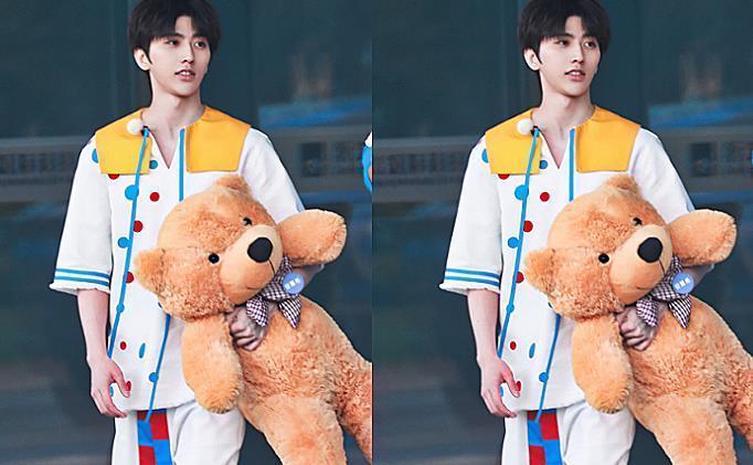 爆痘|蔡徐坤落水后意外脱妆,肤色暗沉还爆痘,真实素颜看懵ikun们