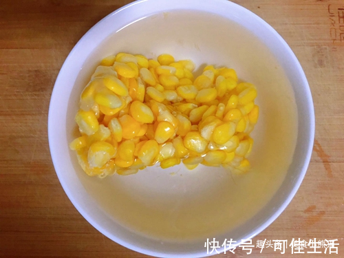 玉米最好吃做法,加一袋牛奶,筷子一搅,柔软香甜,给肉都不换!