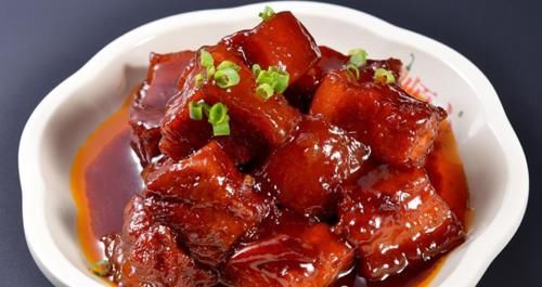 做红烧肉时，不要直接上锅炖，多做一步，肉质鲜美软烂，还不柴