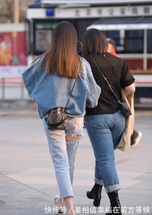 小衫|姐妹一起逛街，都选择牛仔裤，却搭配出格子的时尚感