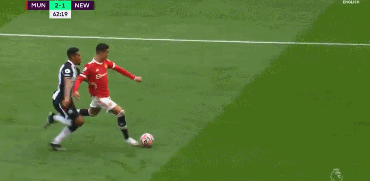 C罗|曼联4-1登上榜首！多动图还原C罗两球，双喜临门这才是梦幻时刻