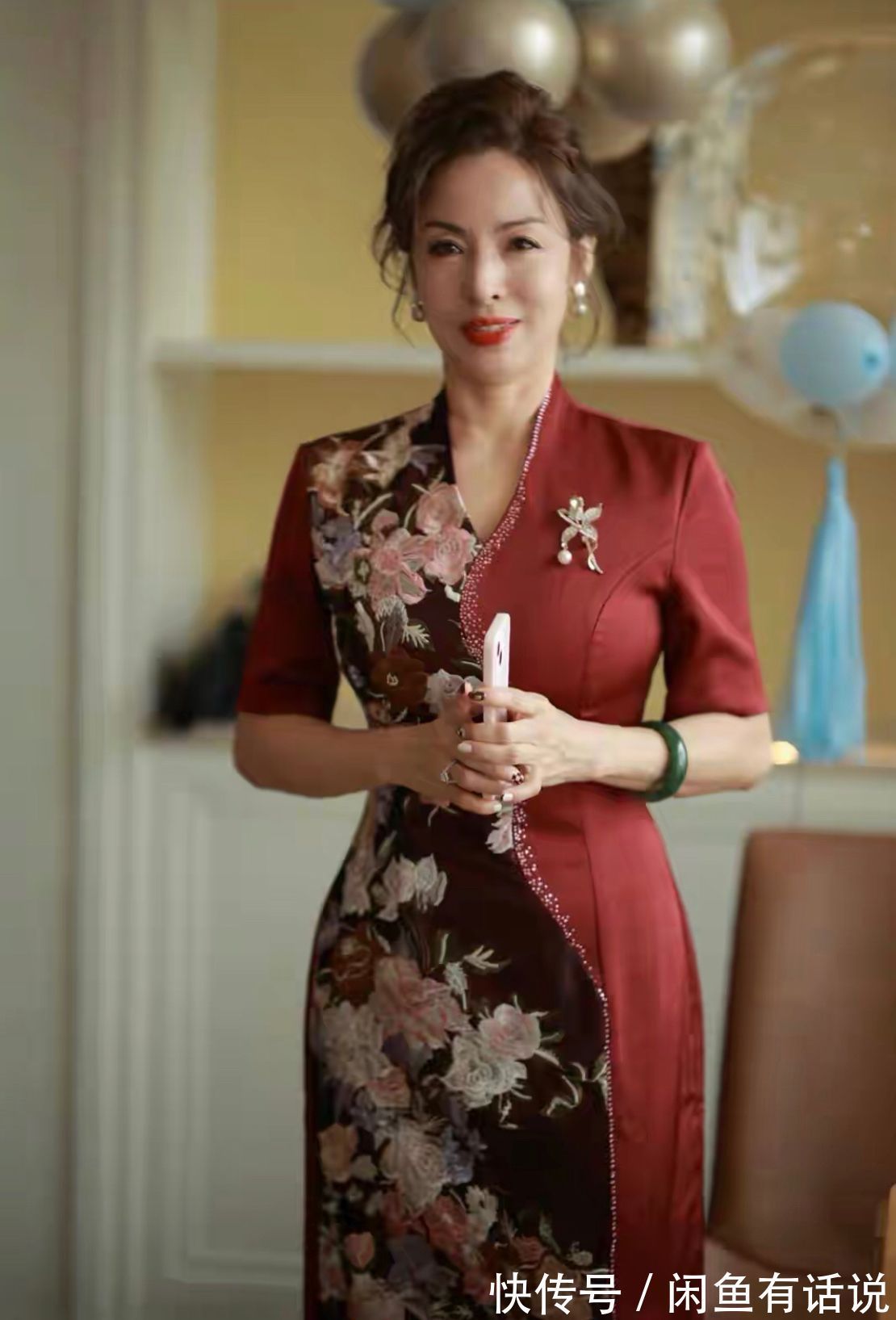 穿搭|两位亲家母真高调!婚礼上同穿红旗袍比美,把新娘风头都给抢了