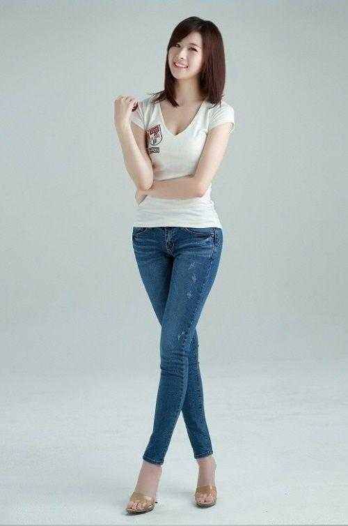 百搭|穿白色紧身牛仔裤的美女，秀出完美的身材曲线，辣妈穿出辣妹感觉