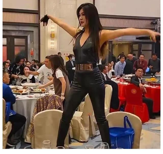 王蓉被曝在小縣城演出，穿低領(lǐng)裝站在凳子上表演，引起熱議