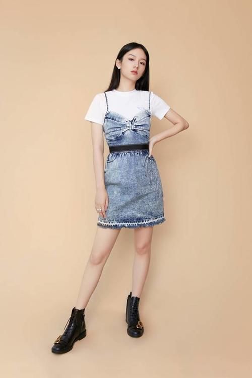 吊带裙|小姐姐太美了，白色t恤搭配牛仔吊带裙，清新又可爱
