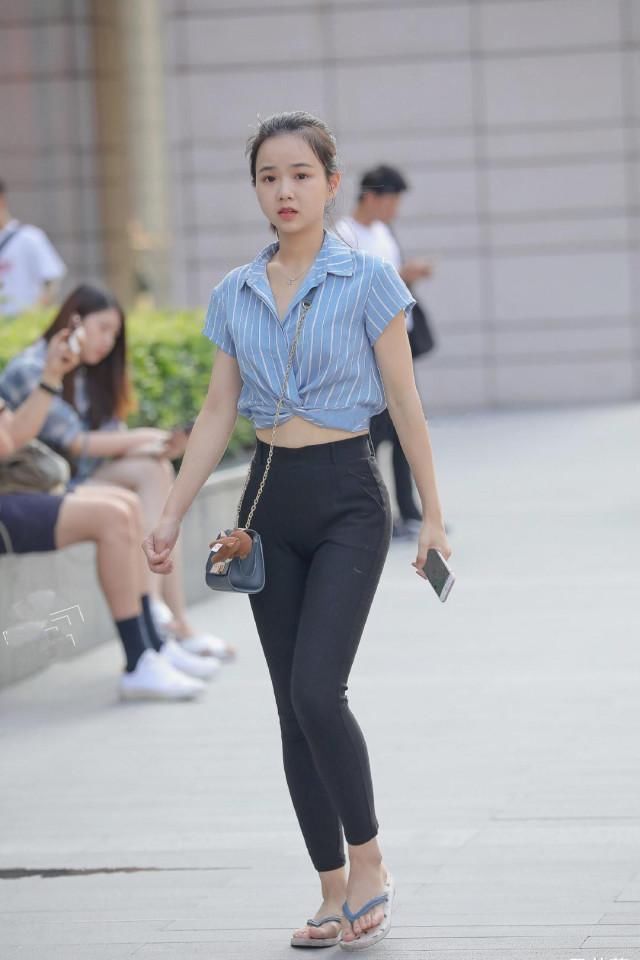 穿衬衫配蝴蝶结,却踩个这样的鞋子,是种另类的时尚