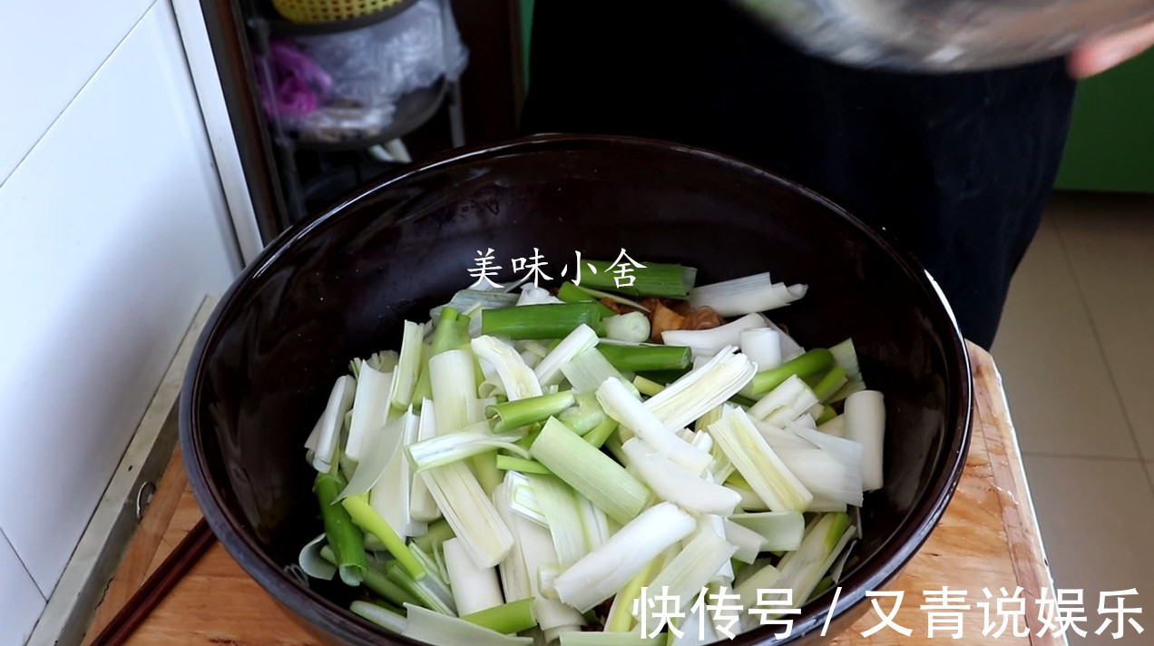 猪肉和粉条别再乱炖了,教你个农村特色吃法,一做一大盆不够吃