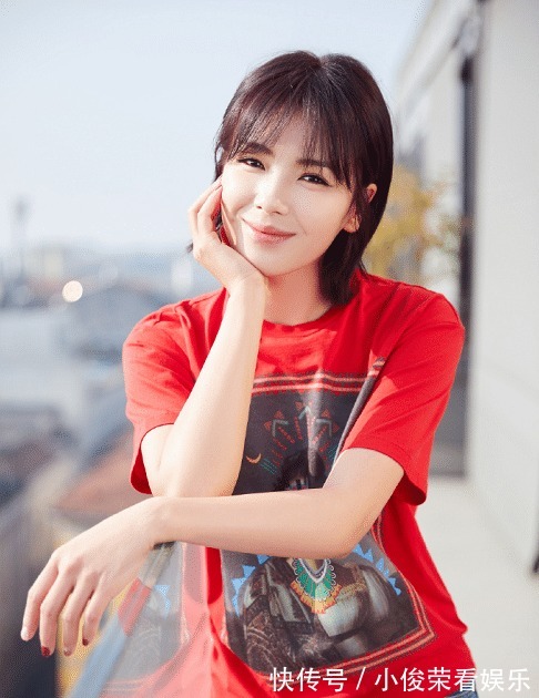 修饰|女人40岁后,别再剪短发了!今夏流行这4种发型,减龄显气质