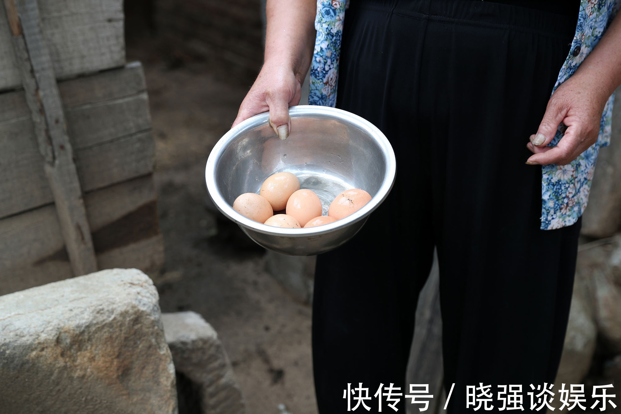 6旬大娘用12枚土鸡蛋招待山外来客,特殊的待客之道让人感动