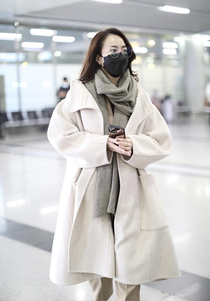 学着霍汶希去搭配,演绎出了强大气场,风衣搭配直筒裤超洋气