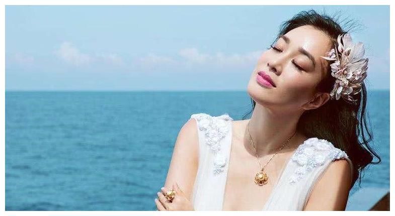 钟丽缇挑战“蜘蛛腿”太厉害，腰部赘肉瞩目，但心态年轻热爱生活