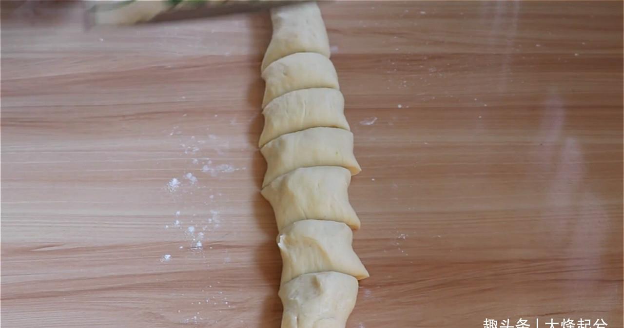 好吃|8块一个的蛋黄酥,在家自制低成本,一口酥掉渣,比外面卖得好吃