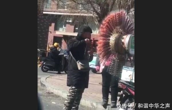 小贩用自己的口水给冰糖葫芦粘糯米纸,画面令人作呕