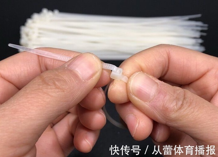 原来扎带上有一个小机关，不用剪断，一碰就能打开，可以重复使用