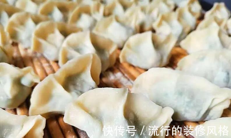 饺子|夏天包饺子用“韭菜苔”，鲜嫩多汁，比韭菜馅的都香，别错过