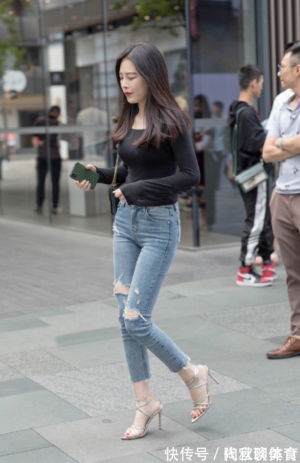 路人|路人街拍,气质清秀的短发美女,更多了几分高贵的气韵