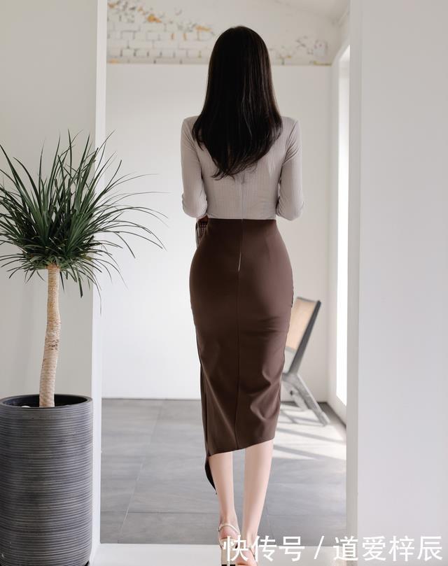 鸢灰透气长袖雪纺衫搭配皱褶咖啡斜边裙,彰显孙允珠优雅姿态