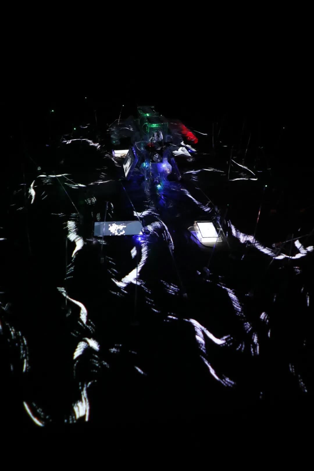 逆流而上|以“电”为索引探讨艺术未来，这个展览是一次对当下科技艺术实践的回应