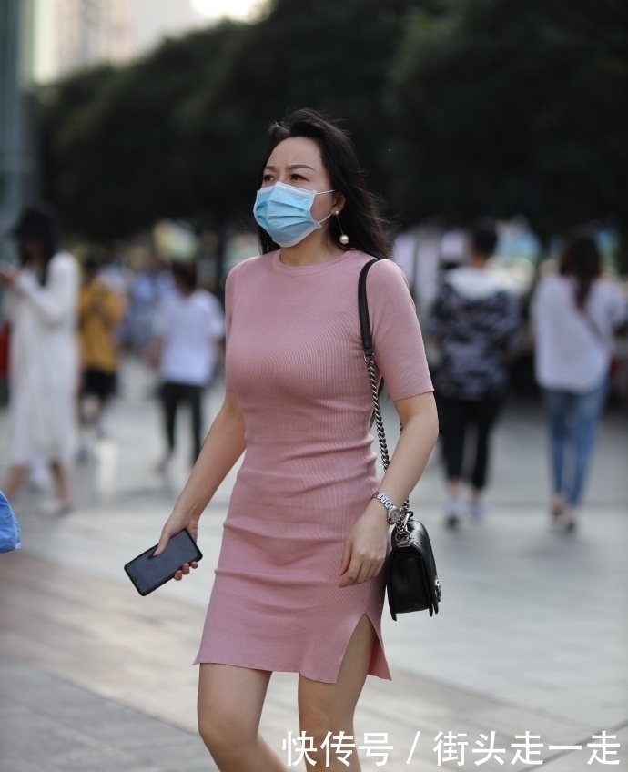 “阿姨”的粉色连衣裙,展现成熟魅力,一件解决穿搭烦恼