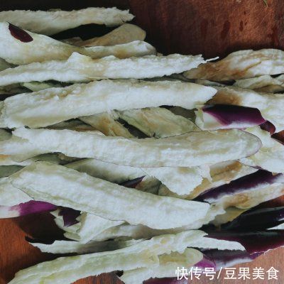 小葱|#不容错过的鲜美滋味#手撕茄子