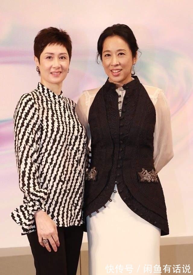 造型设计|朱玲玲奶奶年纪也时髦,蕾丝裙外面套马甲,有皱纹也藏不住贵妇范