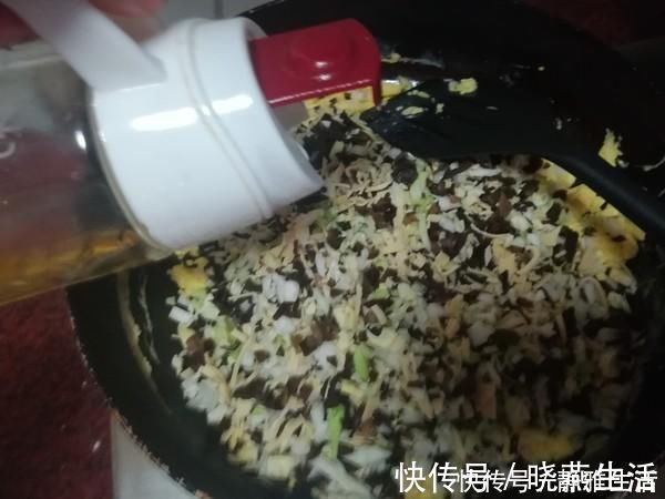 耳瓣|泡木耳只加水就错了,大厨都加这2样,2分钟泡开,木耳又大又好