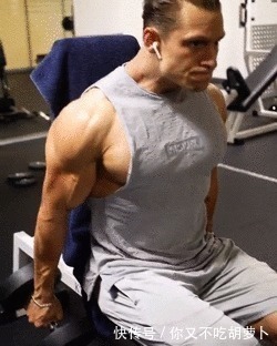 撸铁|臂围45cm,二头肌似小山包的猛汉奶爸,还自带肌肉抽筋绝活