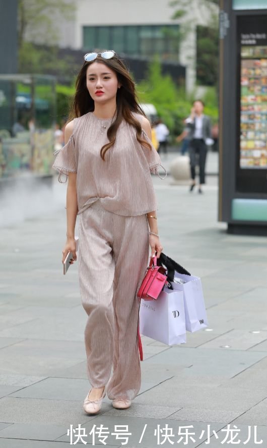 最舒适的穿搭，露肩上衣搭配阔腿裤，简单又时尚