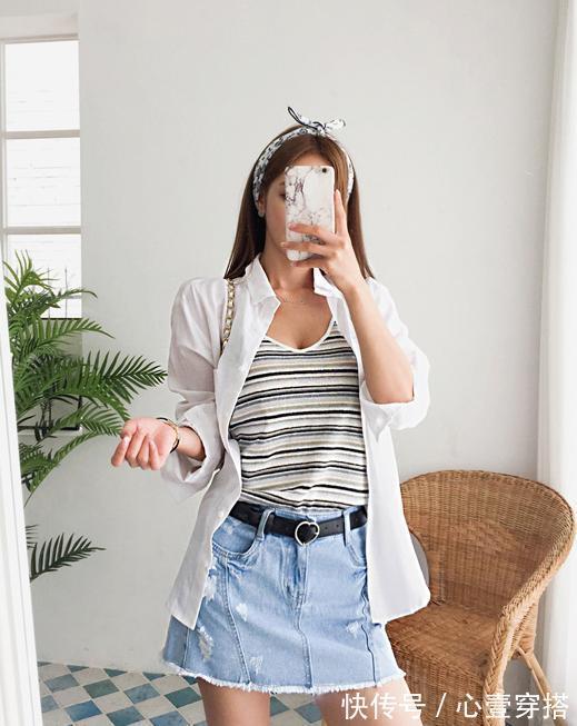 凉夏白|女神孙允珠高清时尚搭配:冬青枯绿横条凉夏白边吊带衫搭配牛仔短裙