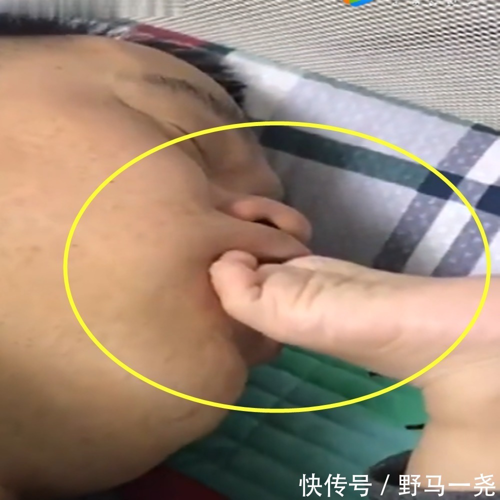 夫妻关系|爸爸在卧室哄儿子,妈妈没听到声音,推开门看笑的眼泪快出来了