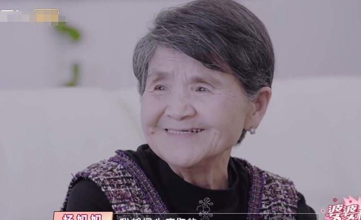 黃圣依婆婆拿98元柏木梳送兒媳,嫌?xùn)|西太便宜閉眼害羞拿不出手