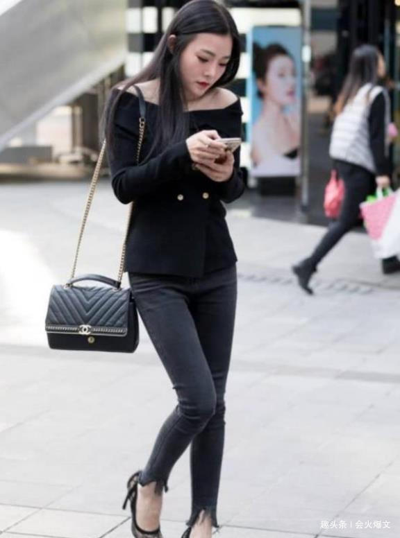 温柔|街拍温柔可人的美女,一件黑色的短袖配黑色短裤,时尚靓丽气质