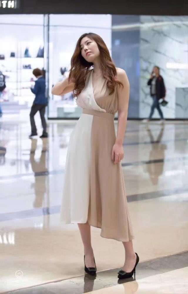 街拍:精心打扮一番的美女,墨绿色连衣裙清新靓丽,更显女神风范