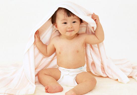 宝宝|如何看待不给婴儿喝水,不把尿等现代育儿观念?