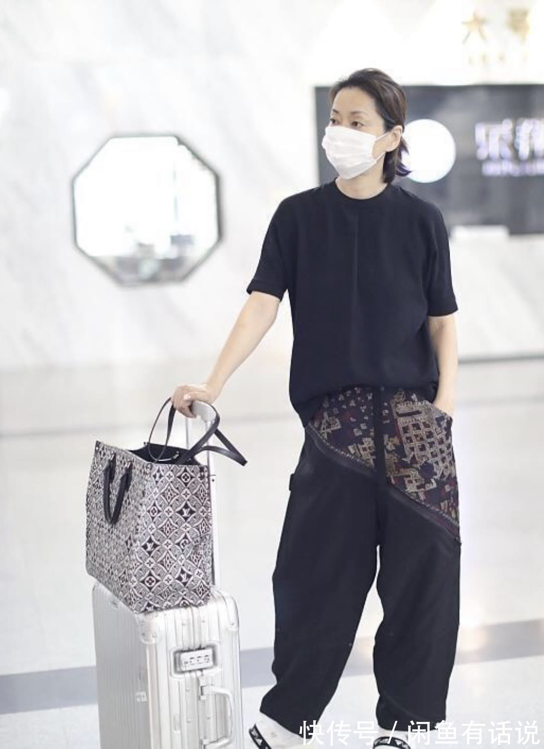 黑色 毛阿敏越老越潮,穿一身黑还扎个小揪揪,瘦成“麻杆”也有大姐范