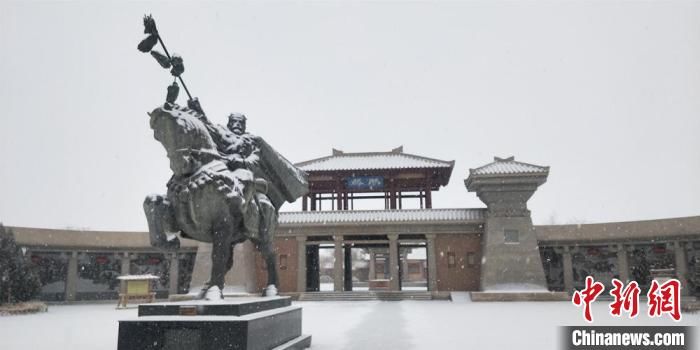 素裹|甘肃敦煌迎今冬首场降雪：沙雪交融分外妖娆