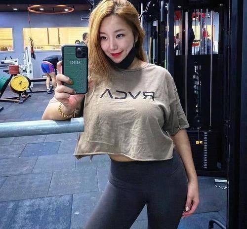 身材|年过40岁大姐，长期坚持健身，跟女儿合影像姐妹花，身材让人羡慕